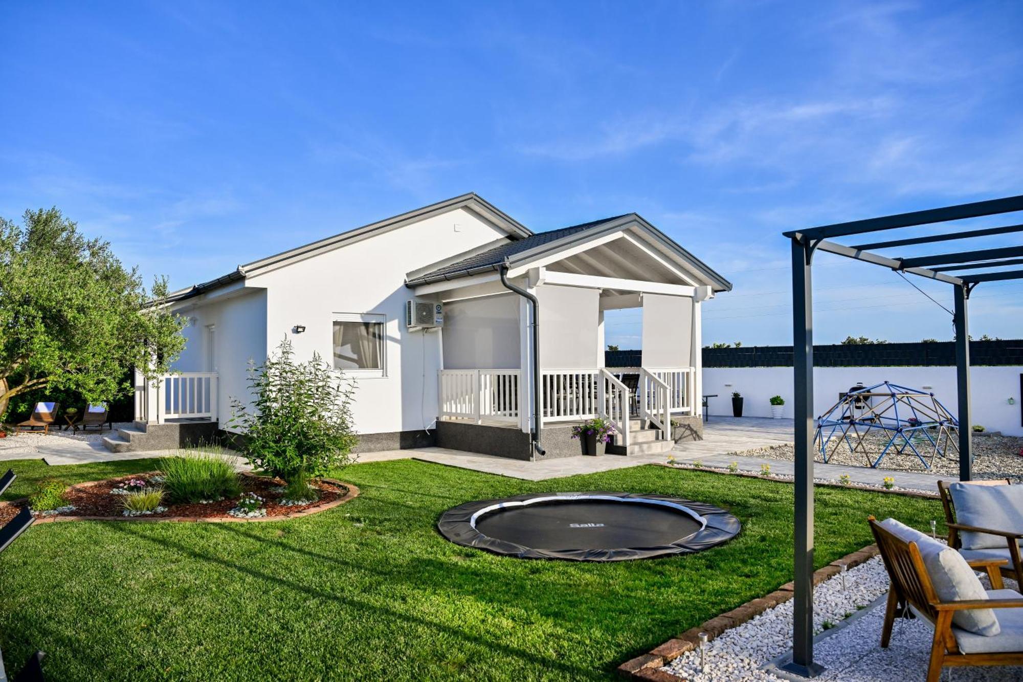 Holiday Home Aprilis With Pool, Jacuzzi And Sauna Galovac  Buitenkant foto