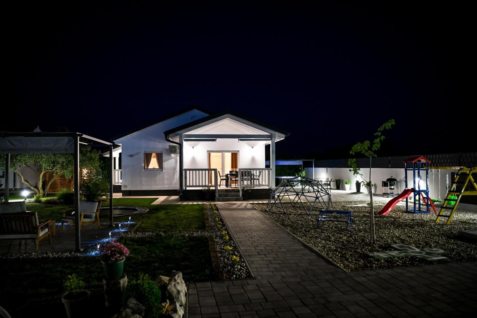 Holiday Home Aprilis With Pool, Jacuzzi And Sauna Galovac  Buitenkant foto